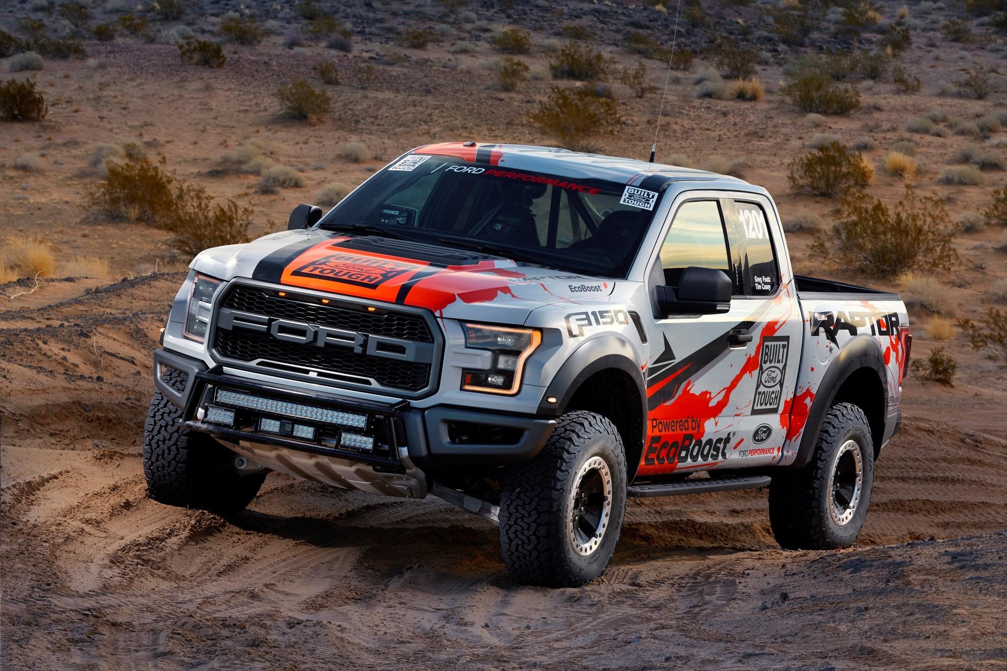 Camioneta todoterreno en el desierto
